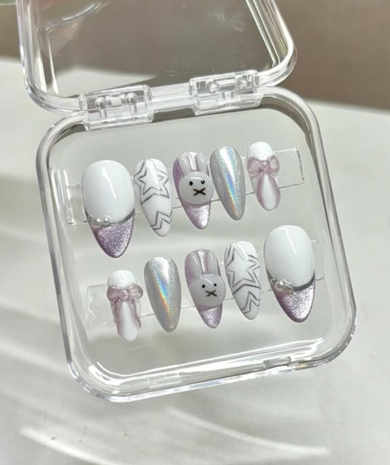 White and grey press-on nails with purple marble design, almond shape – set of 10 in transparent case