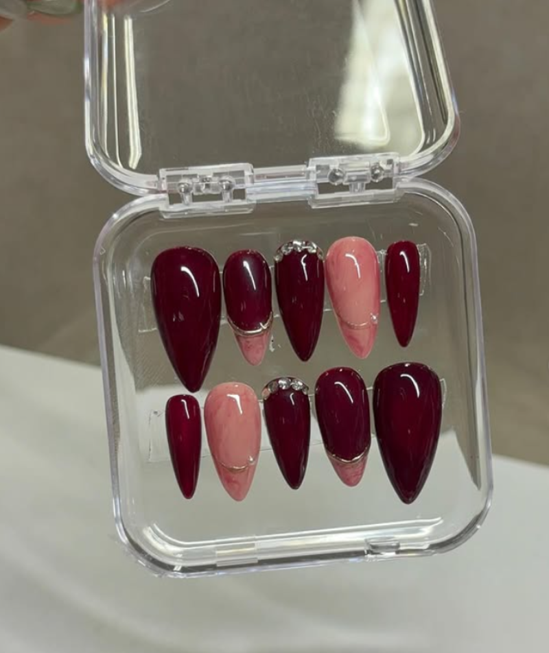 Red to burgundy ombre press-on nails, almond shape – set of 10 in transparent case